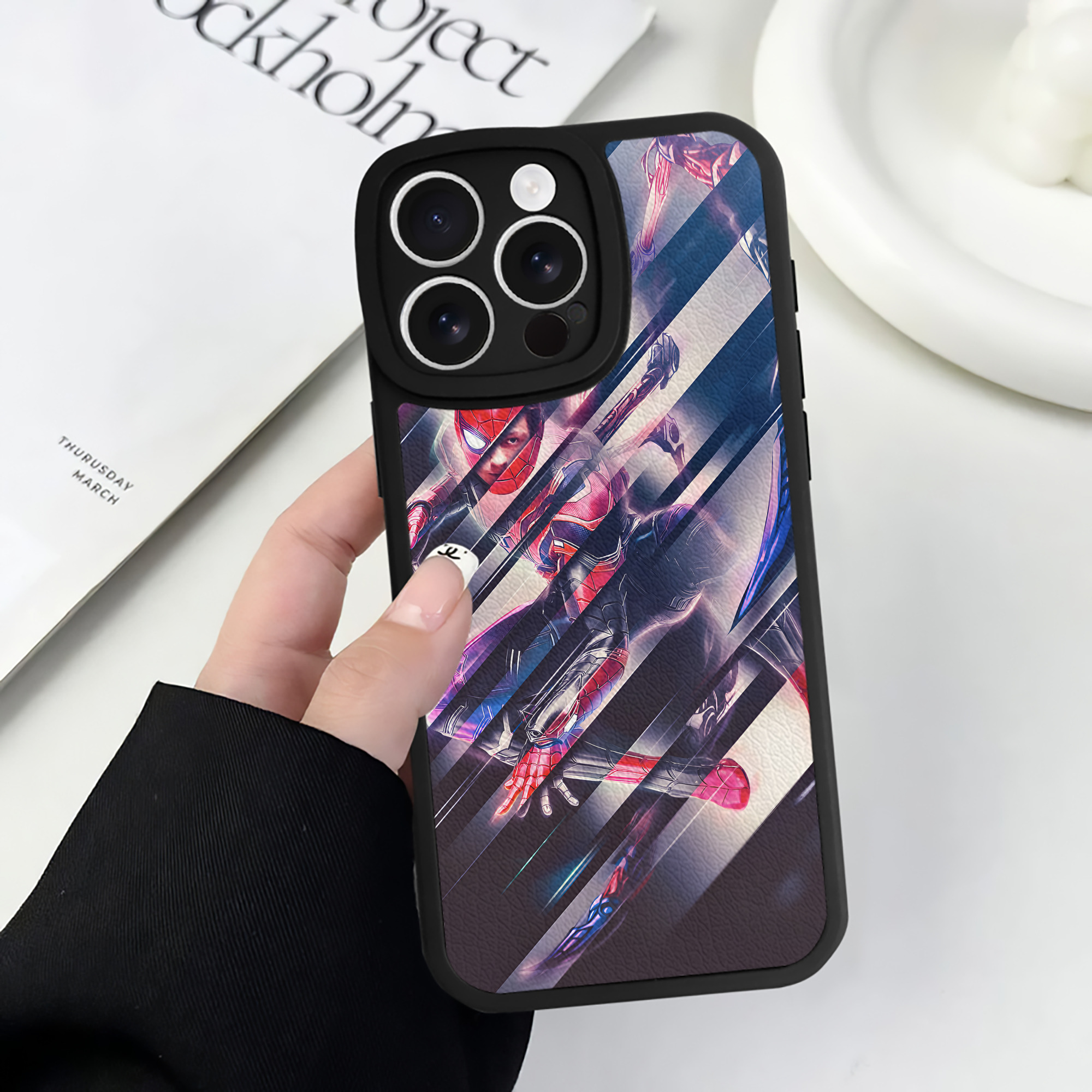 （画像用） アベンジャーズ The Avengers 【iPhone 16シリーズ対応】シリコンスマホケース（レザー調） 材質：シリコン